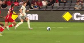 女足亚洲杯争议判罚！李晴瞳吊射空门，对手主帅暴怒，VAR介入