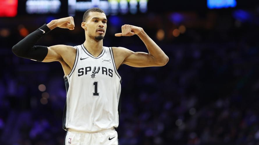 文班38+16+5帽历史第二马刺大胜活塞 福克斯29分坎宁安26+8