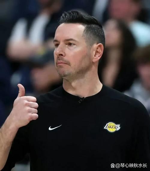 雷迪克：詹姆斯接受持球时间减少，为了胜利他愿意做出牺牲