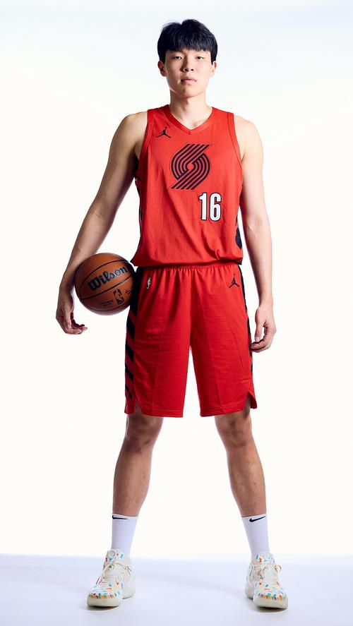 腰伤+被包夹！杨瀚森G联赛19中8仅得16分，但篮板蜕变，仍需总结