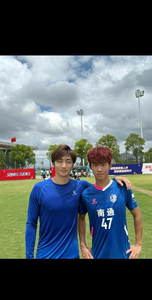 苏超南通队举行成立和授旗仪式，李贤成继续担任球队队长