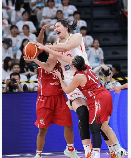 女篮惨败比利时！全员低头沮丧，张子宇累坏，郑薇赛后与全队拥抱