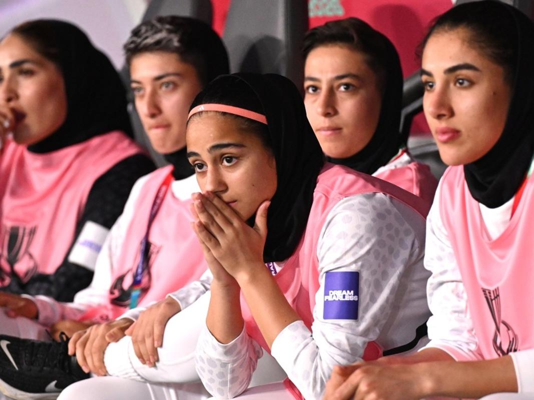 伊朗女足主帅：国家电视台把我们定性为战时叛徒 迫使球员们逃走