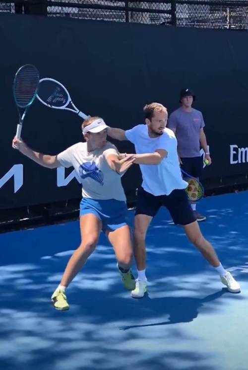 外网网友对比小安娃与梅总正手慢动作，这其中很多道理引人深思