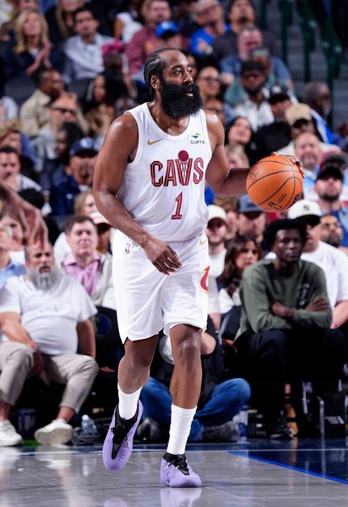 哈登出战10胜3负！骑士五人上双大胜独行侠 莫布利29+7弗拉格25分