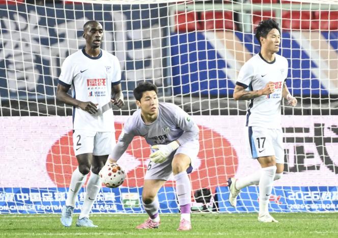 2连败丢9球 中超主场最疯狂球队噩梦开局 47岁主帅哽咽：责任在我