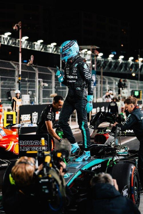 F1中国站冲刺赛：拉塞尔杆位夺冠，法拉利二三，三人退赛