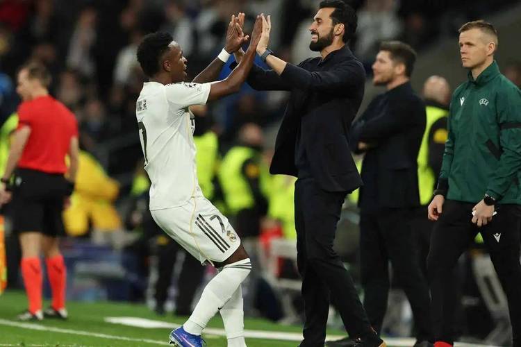 马卡：阿韦洛亚紧急召集核心球员开会，讨论是否承担风险出战