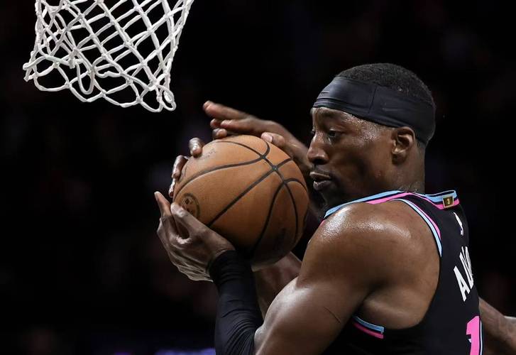 拒22分逆转！魔术7连胜五杀终结热火7连胜 阿德巴约20+7