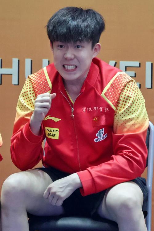 王楚钦疑似身体不适！赛前多次干呕+比赛面露疲惫 名嘴盼多些鼓励