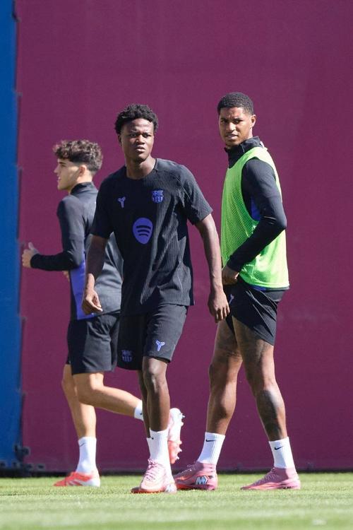 每体：巴萨竞选前一天两位候选人选择休息，陪家人或看动物