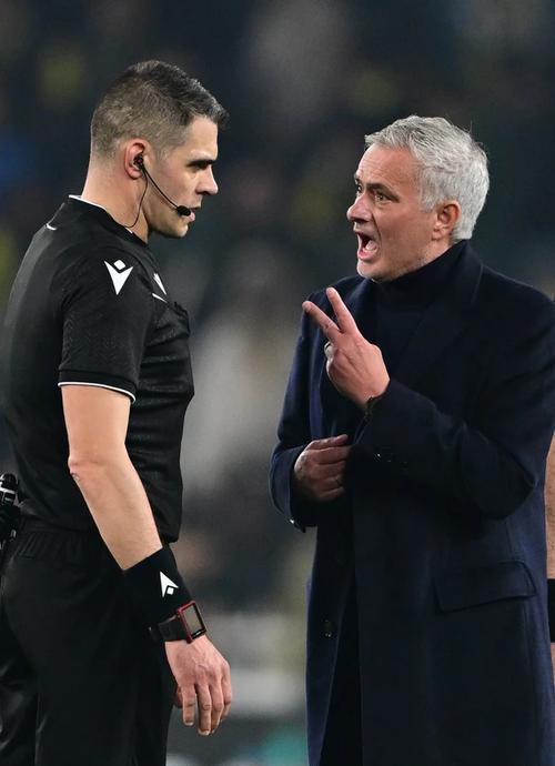 球员围圈时裁判站在中间？罗塞尼尔：我会找PGMOL弄清楚