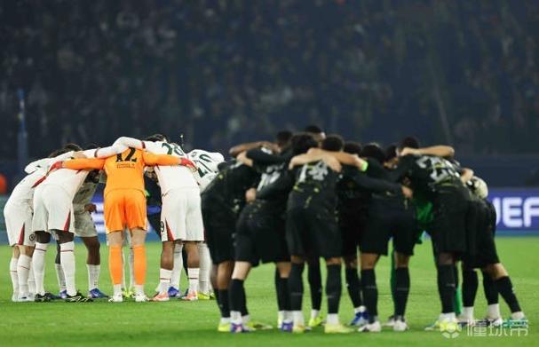 TA列切尔西围圈打气“怪招”：围住比赛用球、裁判、开球点