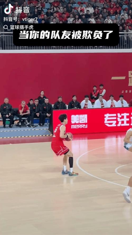 双塔肆虐篮下，锋线实力不差，北京距冲冠只差小外了！