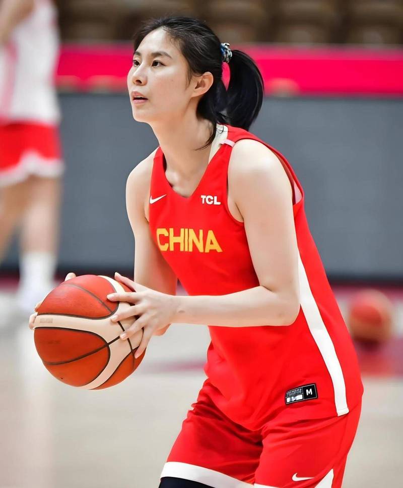 女篮后卫锋线终于有支点！王思雨统领高潮，杨舒予罗欣棫统治攻守