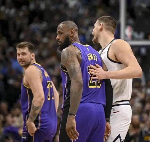 绝杀掘金！雷迪克爆赞2功臣，詹姆斯展望六连客，东契奇归结团队