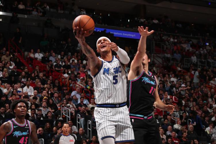 魔术121-117终结热火7连胜，班凯罗27+8+7，阿德巴约20+7，希罗14中4