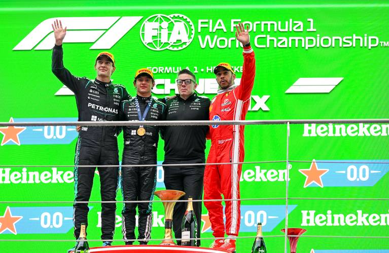 F1中国站正赛：安东内利生涯首冠，拉塞尔第二，法拉利三四+七人退赛