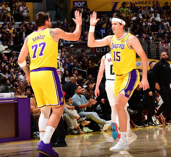 全美热搜第一!里夫斯2罚1中+反弹绝平:轰32+7+6救赎两致命失误