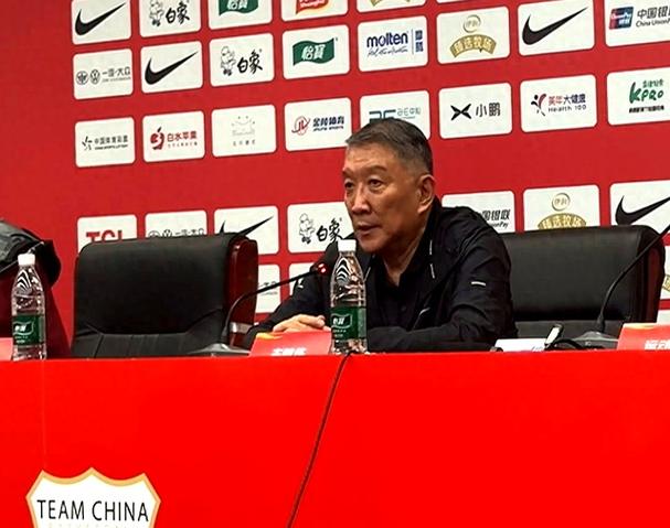 胜捷克发布会！宫鲁鸣总结攻守不足，韩旭直呼王治郅教会脚步！