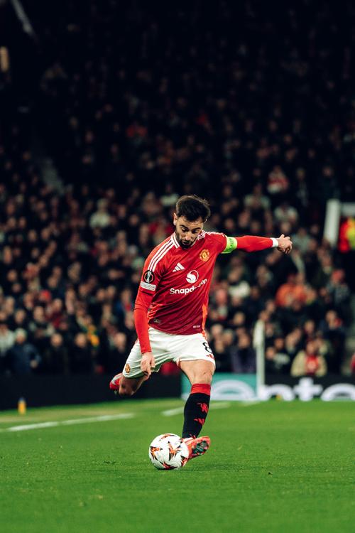 【英超】B费超贝帅助攻纪录 曼联3比1维拉稳在前三