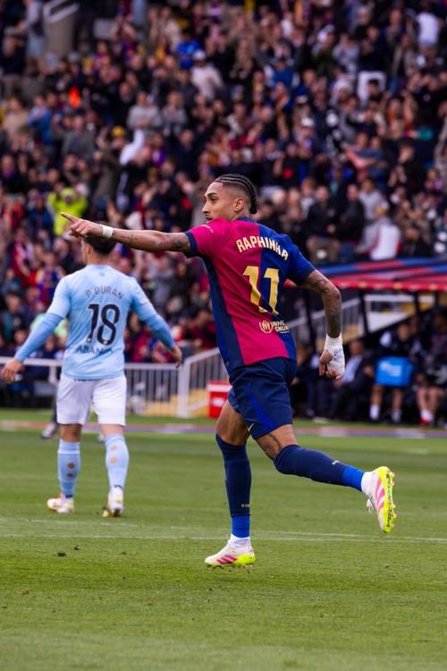 半场：巴萨3-1塞维利亚，拉菲尼亚点射双响，奥尔莫破门