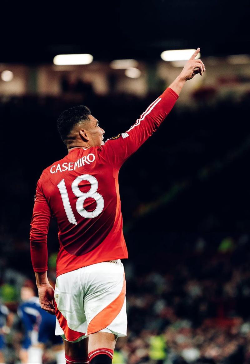 曼联主场7万人高呼卡塞米罗再踢1年！表现越好越难留队，拉爵无情