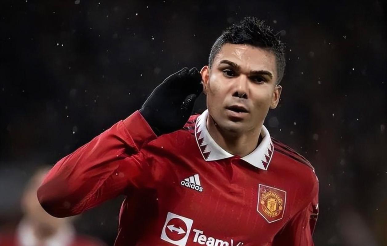 内维尔：乌加特或与卡塞米罗一同离开，曼联需重点补强中场