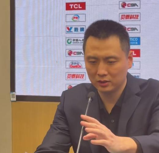 胜青岛发布会！卢伟全程谦逊+谈末节一大四小，白边强调拼劲十足
