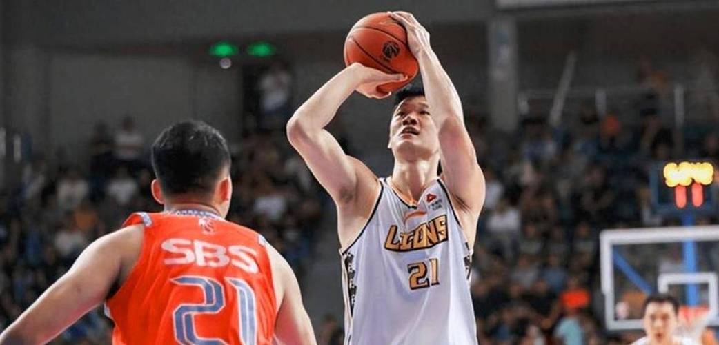 鲁吐布拉真脏！抢球硬掰胡金秋手臂致受伤，赛后绑冰袋期待无碍！