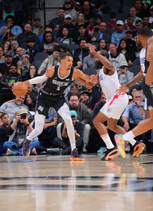 50胜联盟第2队！小卡伤停马刺拒快船24分逆转 文班21+13+4帽