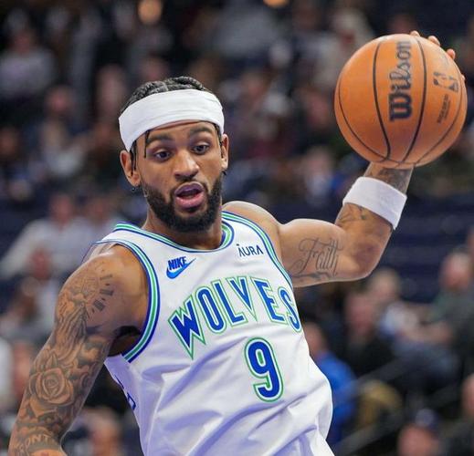 轰41+9迎生涯之夜！老鹰全队朝沃克浇水庆祝 10连胜在场+173封王