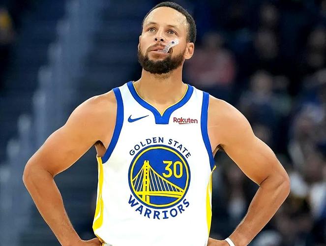 历史第4快！科尔达成执教600胜里程碑 库里“助攻”送球祝贺