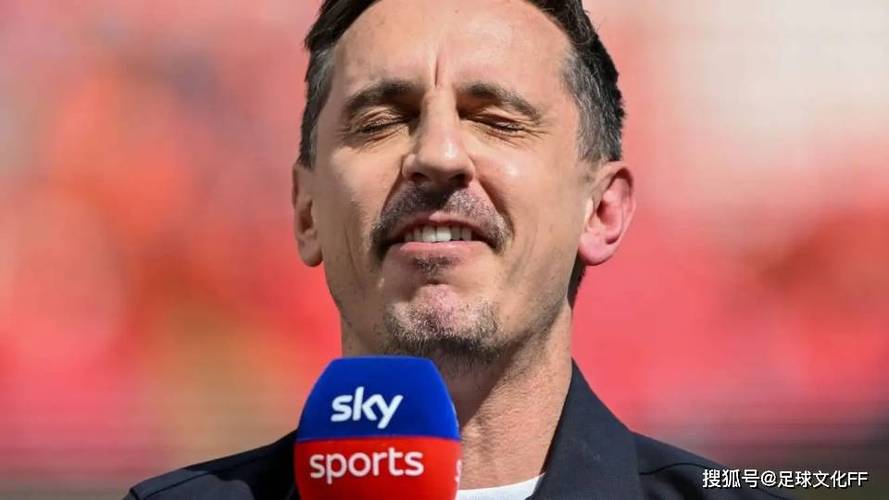 切尔西球员围住裁判？内维尔：做样子，搞得像邪教仪式一样