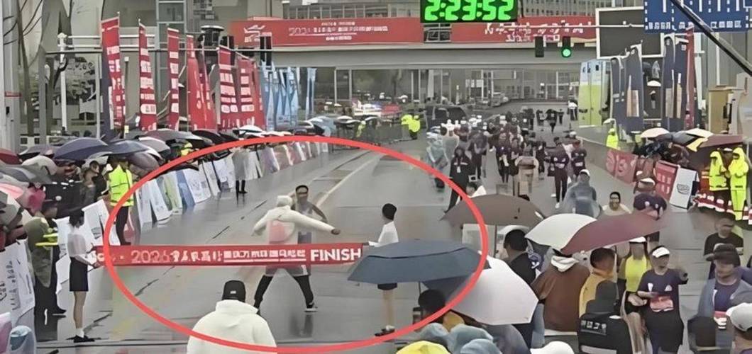 丢人丢到国外!裁判阻拦马拉松冠军冲线未道歉 赛事方冷漠拒赔偿