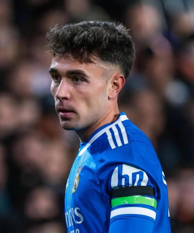 阿斯：皇马今夏将出售青训中场新星帕拉西奥斯，并保留回购权