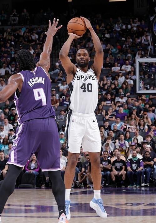 马刺132-104大胜国王，文班三节打卡，雷诺空砍32分