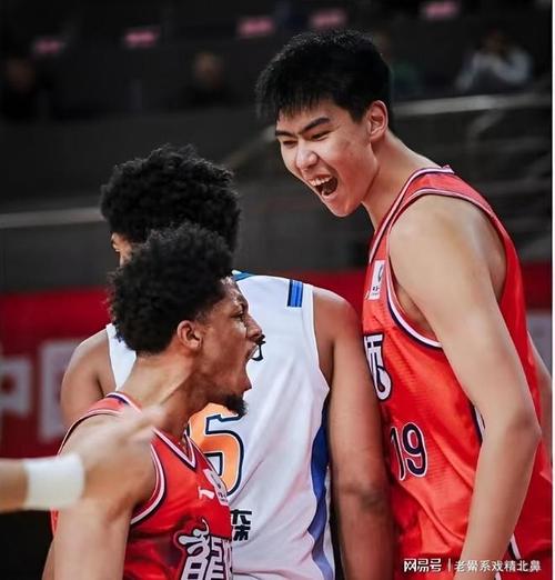 对广州踩场！徐昕与众人打招呼，李虎翼加练，乌戈提艾伦+谈比赛