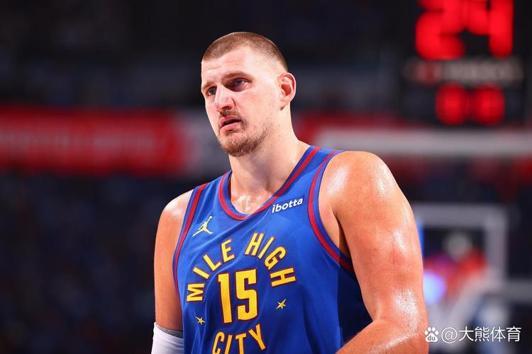 约基奇8+7+14创中锋历史第一!掘金双杀76人升第五 布劳恩22分