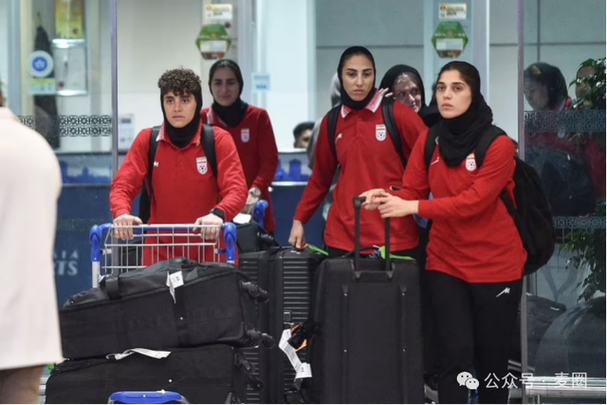 仍有2人留澳洲!伊朗女足回国后集体亮相:微笑与官员合影 戴花环