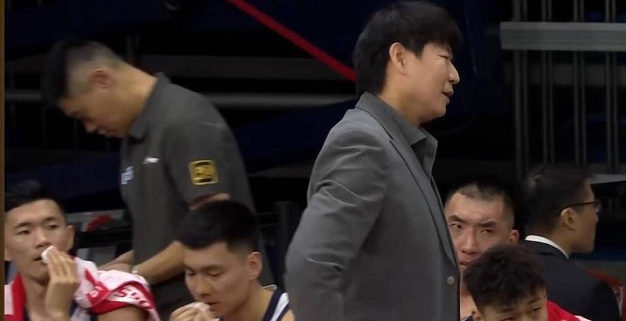 输上海邱彪必须反思了！临场用人一塌糊涂，防守端到处是空挡！