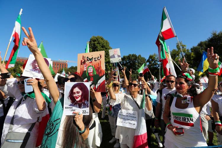 耗时8天！伊朗女足正式抵达伊朗境内：戴头巾露微笑 民众到场欢迎