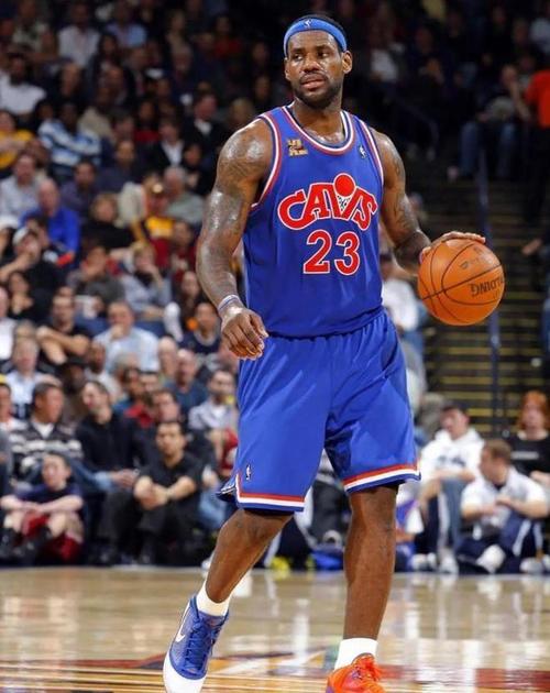 14中13轰30+4！41岁詹皇飞天遁地刷最年长纪录 手肘手腕疑似受伤