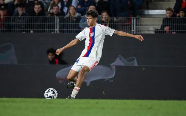 欧联塞尔塔总分3-1里昂晋级8强，鲁埃达破门，主队两人染红