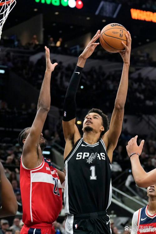 文班亚马中投绝杀 率领马刺7年之后再进季后赛！