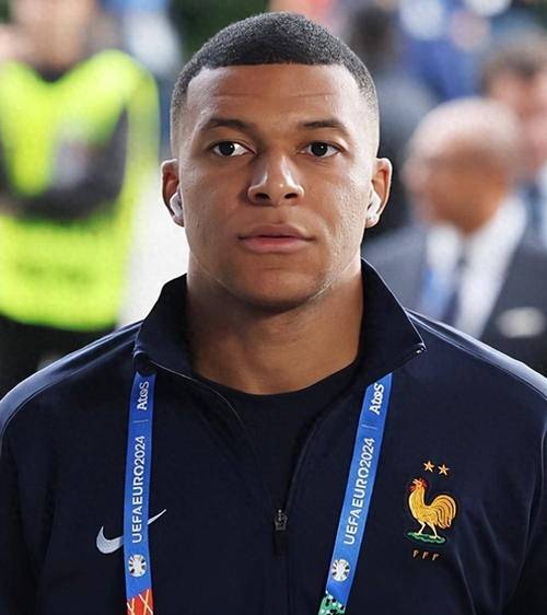 消息人士：说姆巴佩自私的人是错误的；法国队球员都很喜欢他