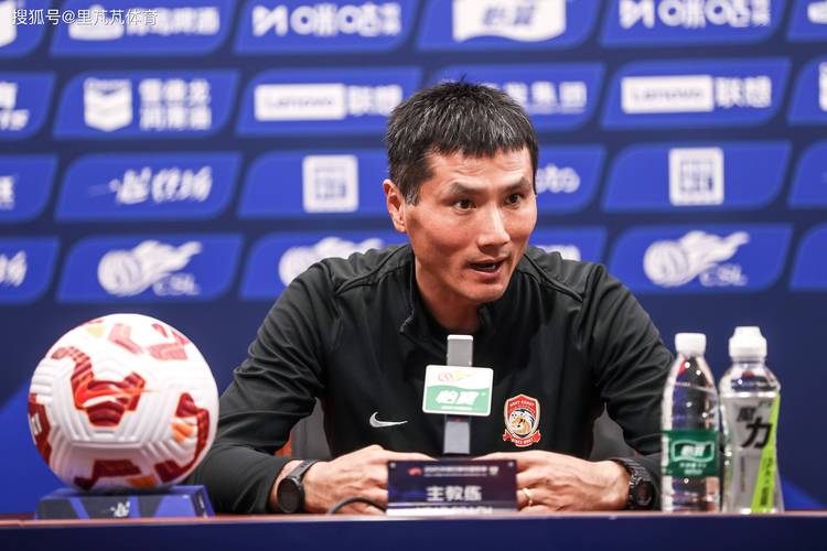 国足两战稳中求变，邵佳一的改革从让每个人踢舒服开始