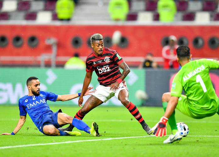 巴甲球员当裁判面挑衅！朝着对手抓下体+被罚下 网友：美的是赢家