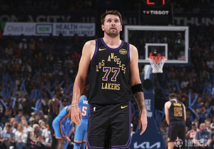 东契奇将接受MRI检查！专家预测1-2级腿筋拉伤 美媒预计需4周康复