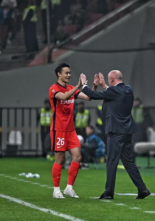 东体：蒋光太已经回到上海进行康复，刘若钒接近能踢比赛